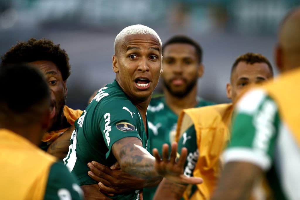 Con un gol de Deyverson al minuto 95, Palemiras rompe el empate en los tiempos extras, vencen 2-1 al Flamengo y levantan el título de la Copa Libertadores por segundo año consecutivo.