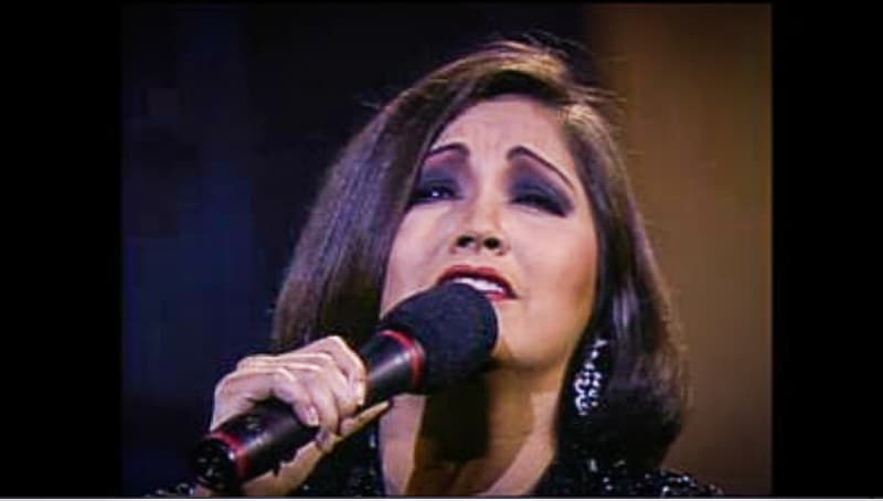 Con maestría, Ana Gabriel interpretó 'Evidencias', sencillo que forma parte de su octavo disco de estudio 'Silueta' lanzado en 1992.