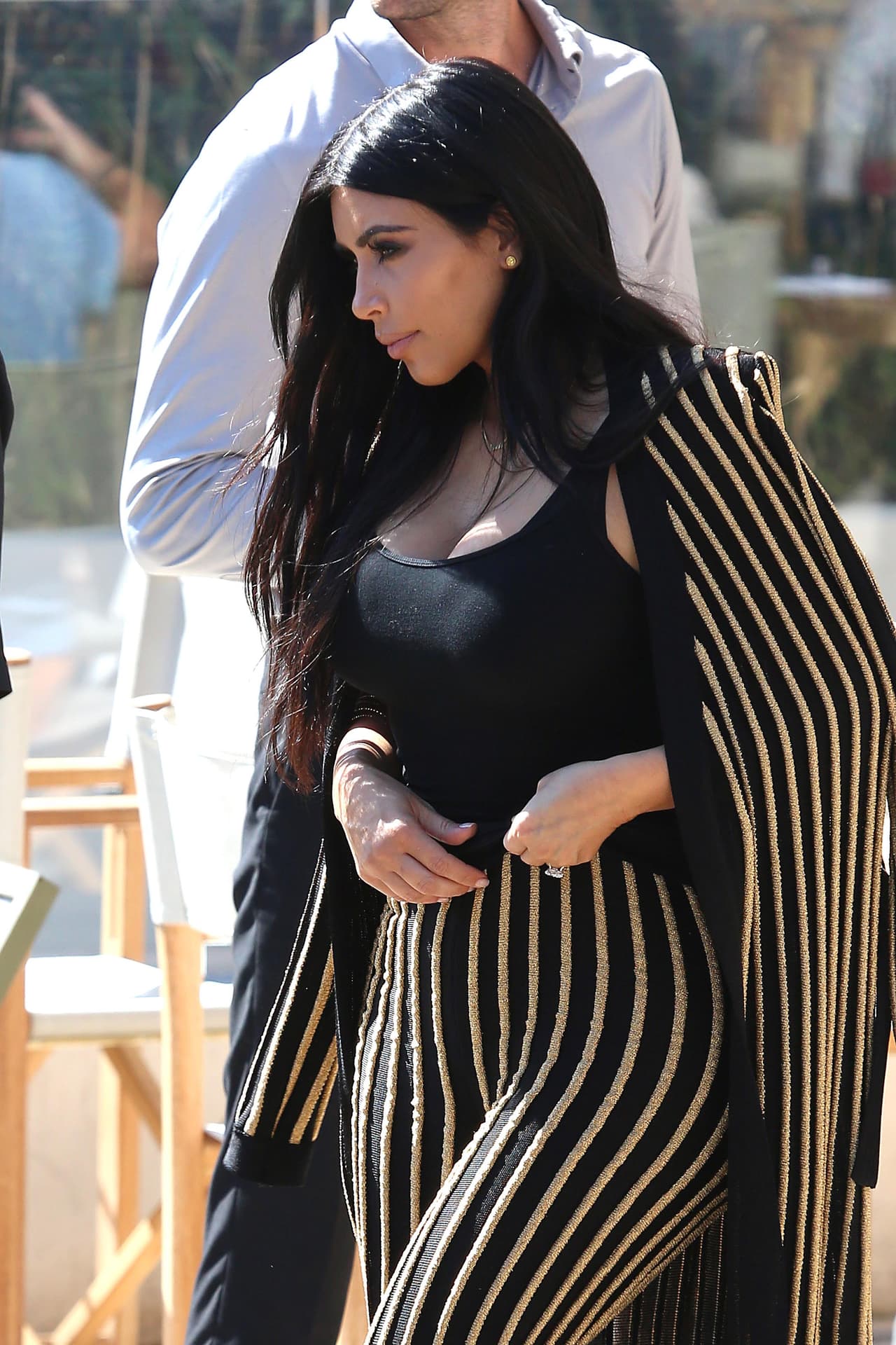 Se arregló más adelante su pantalón.