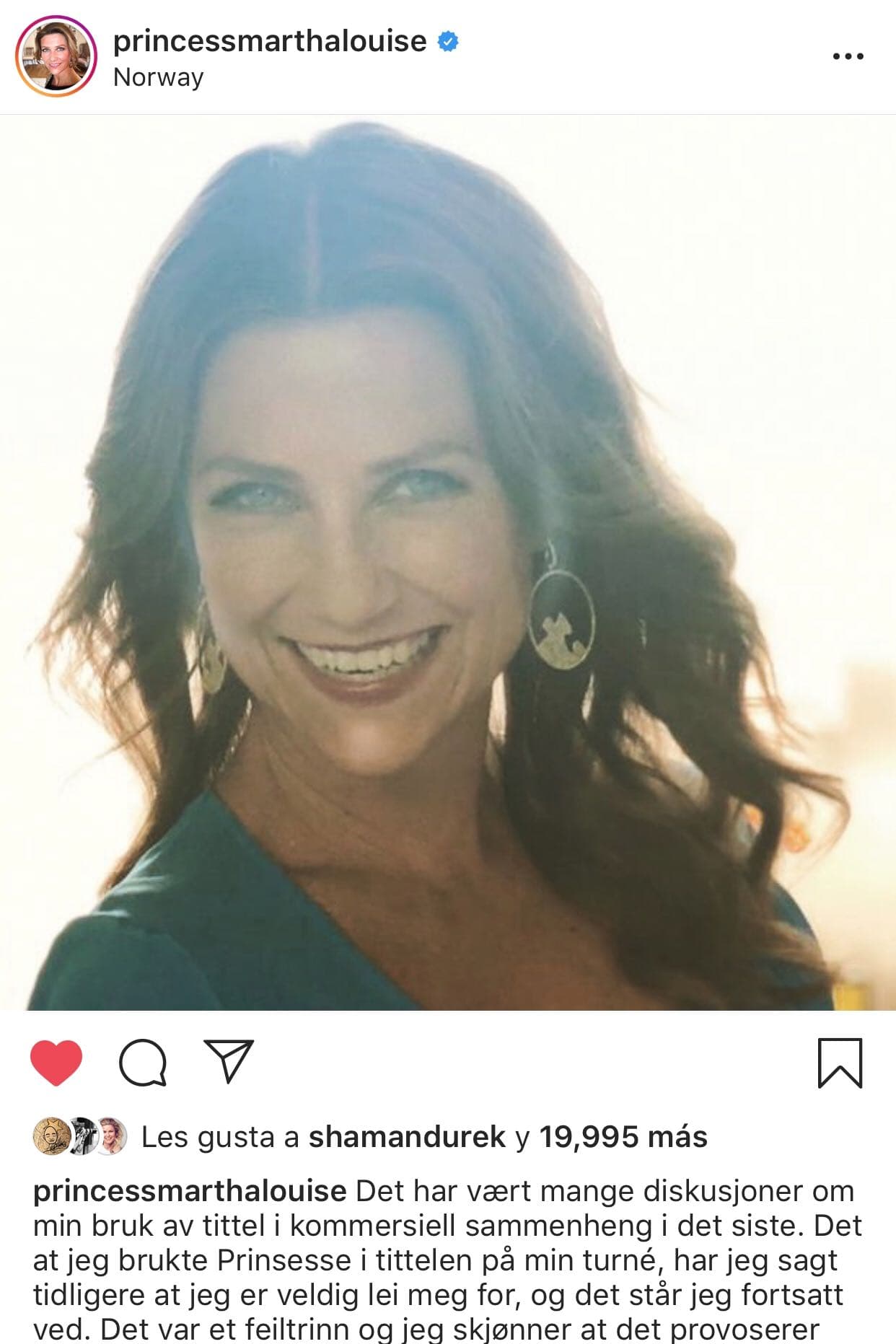 "Últimamente ha habido muchas discusiones sobre mi uso del título en un contexto comercial. El hecho de que use princesa en el título de mi gira, debo decir antes que nada que lo siento mucho [...]. Fue un error y entiendo lo que provoca cuando el título de princesa se usa de esta manera", comentó en su publicación, la cual estuvo acompañada 
<b><a href="https://www.instagram.com/p/B03E4wvBTRx/" target="_blank">de esta imagen.</a></b>