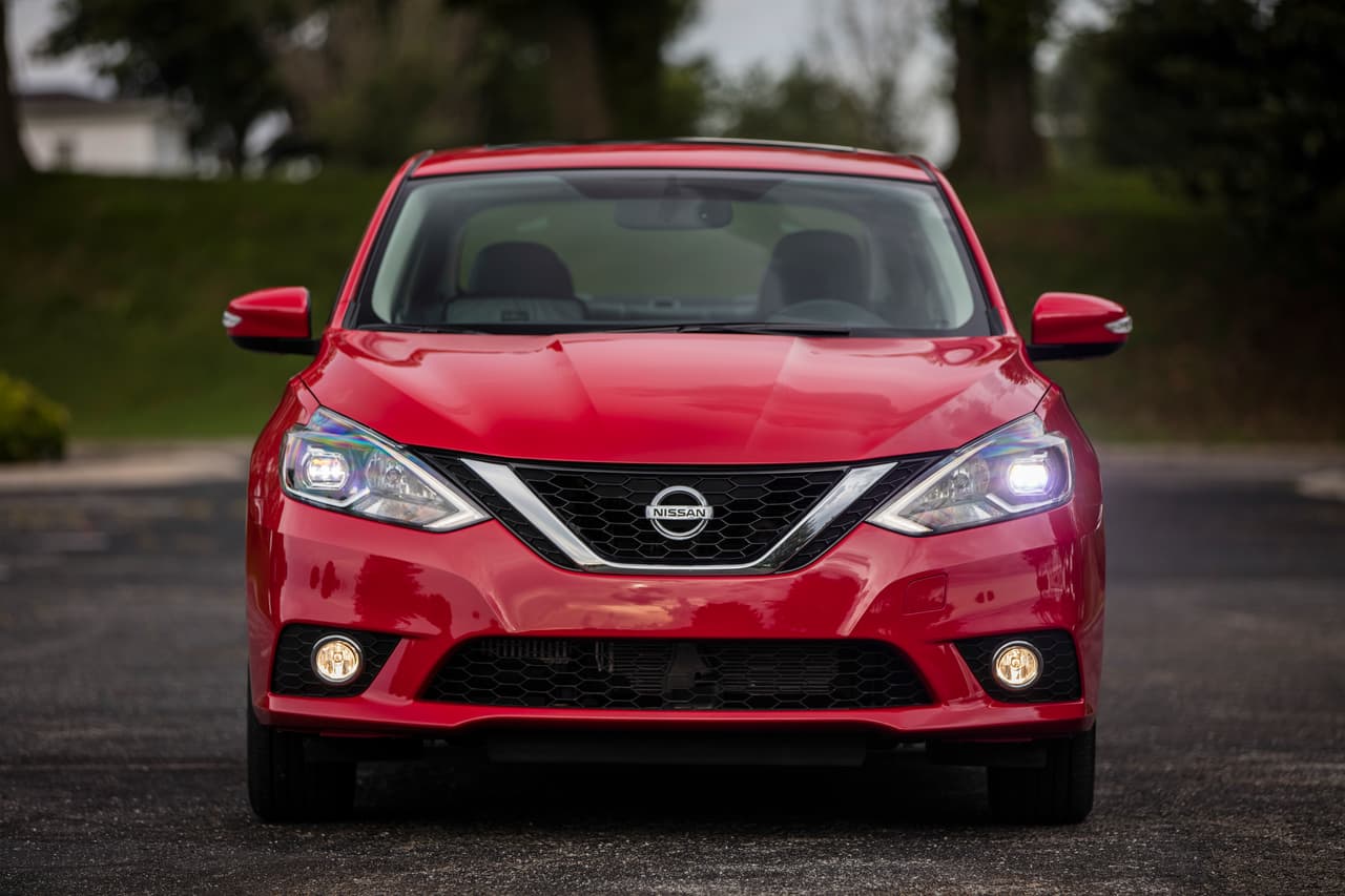 El Nissan Sentra SR Turbo 2017 muestra su versión de la parilla 'V-Motion' de Nissan introducida en la línea Sentra con la actualización de mediados de ciclo que experimentó en el año 2016.