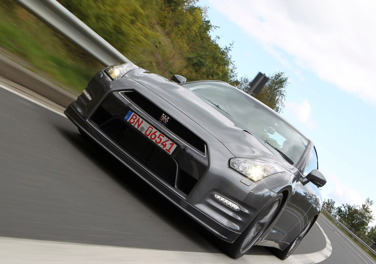 Con 530 HP, el Nissan GT-R 2012 como el de 'Canelo' es capaz de ir de 
<b>0 a 60 mph en sólo 2.9 segundos</b> y alcanzar una velocidad máxima de 191 mph. En sitios web de venta se ofrece por un valor que ronda los 70,000 dólares.