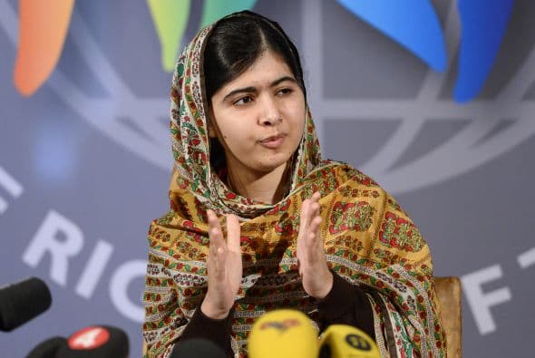 A los 15 años, 
<b>Malala Yousafzai</b> sobrevivió un atentado y 
<b>logró enfocar la atención del mundo en lo difícil que es para las niñas obtener una educación</b>. La premio Nobel logró que la Asamblea Nacional paquistaní
<b> ratificara la primera ley sobre el derecho a una educación obligatoria y libre de costos para todos sus ciudadanos.</b> Con el dinero de su premio 
<b>fundó una escuela secundaria para niñas</b> en Paquistán. Acaba de cumplir 20 años.