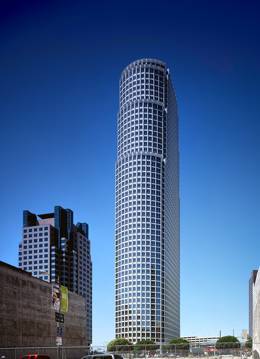 Pelli
<b> </b>residía en Connecticut, Estados Unidos, adonde había partido en 1952 con una beca de estudios. Fue decano de la Facultad de Arquitectura de la Universidad de Yale entre 1977 y 1984 y recibió la medalla de oro del Instituto Estadounidense de Arquitectos, además de decenas de galardones. En la imagen, la torre 777, galardonado edificio diseñado por César Pelli y construido en Los Ángeles en 1991. Cuenta con 53 pisos y una piel reflectiva de metal blanco y una serie de torres que parecen doblarse unas con otras.