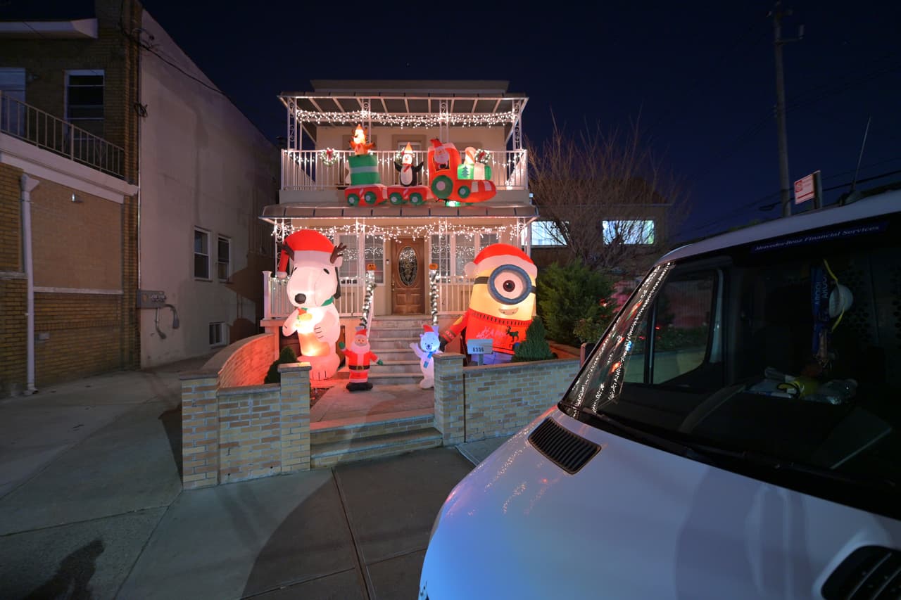 Personajes de series infantiles ataviados con trajes de Santa Claus forman parte de los adornos.