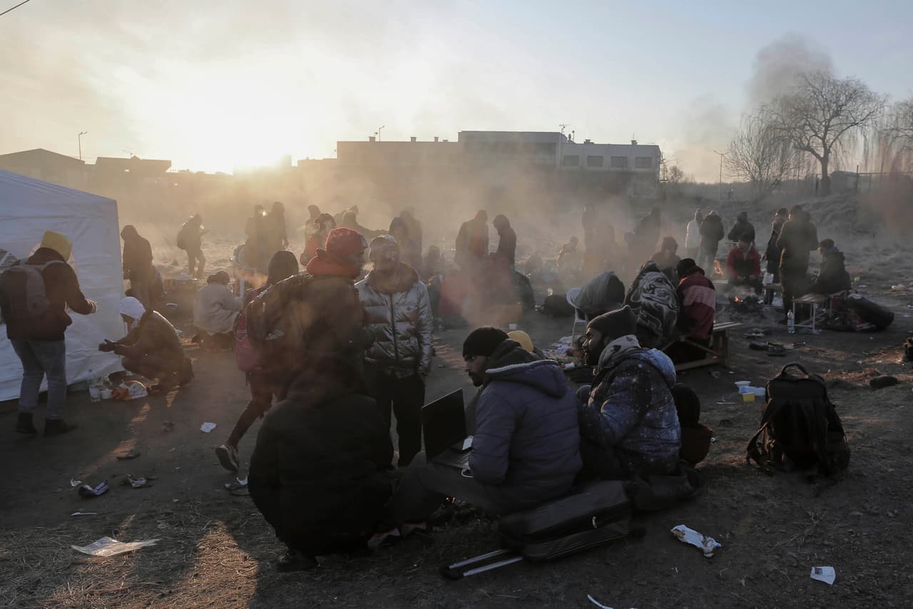 Ucranianos que huyeron de su país en el paso fronterizo de Medyka, Polonia, el 1 de marzo de 2022.