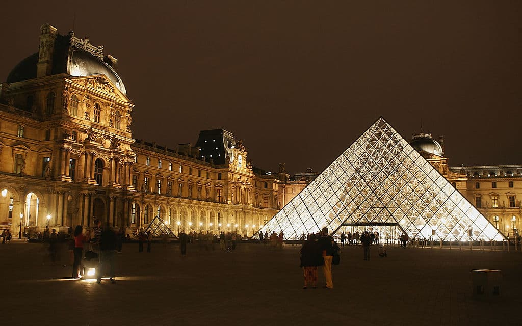 El 
<b>Museo de Louvre</b> se volvió un sinónimo de París, Francia y no es para menos, en vista de que en su interior se encuentra una de las colecciones de arte más importantes del mundo. Conjuntamente, la pirámide de Leoh Ming Pei que está a las afueras, ya es uno de los lugares más famosos de la ciudad.
