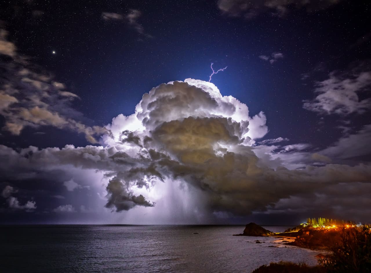 <b>‘Tormenta aislada’</b>. Fue tomada en Port Macquarie, Nueva Gales del Sur, Australia. Resultó ganadora en la categoría ‘escenas’. Esta es la primera edición del premio Frank Hurley, que se entregará cada dos años.