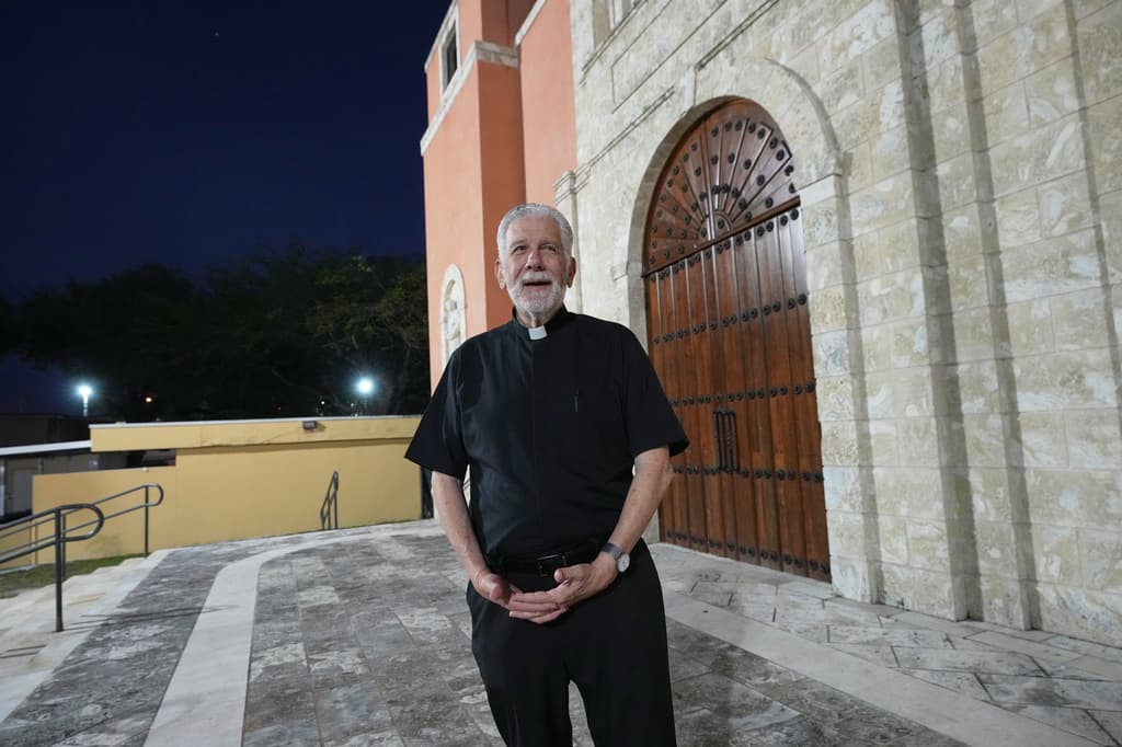 Para 
<b><a href="https://www.univision.com/local/miami-wltv/padre-jose-luis-menendez-es-una-gran-alegria-no-por-la-muerte-del-hombre-sino-por-lo-que-este-hombre-encarna-video" target="_blank">el padre José Luis Menéndez</a></b>, líder de la Iglesia católica Corpus Cristi en Miami, esta procesión, "es un grito al mundo (que dice) - 
<b>‘Salgan afuera, miren que es el camino, la verdad, la vida'"</b>.