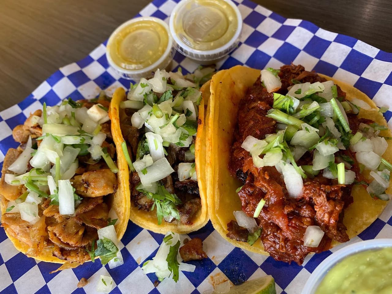 <b>Con una puntuación de 4.6 de 5.0, en Yelp, los Tedddy's Tacos son los mejores según la guía Eater de mayo de 2019. </b>Su camión principal se encuentra en la calle Slauson, pero recientemente abrieron uno en Venice, en el número 46 de la avenida Windward, y otro en Pasadena.
<b>De acuerdo a los propios comentarios de sus clientes, el taco de birria es el más popular.</b>