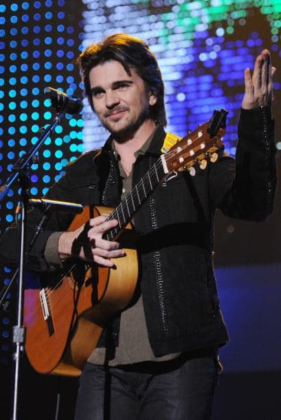 En una ceremonia llena de estrellas, el cantautor y activista social Caetano Veloso fue honrado por la Academia Latina de Grabación. 