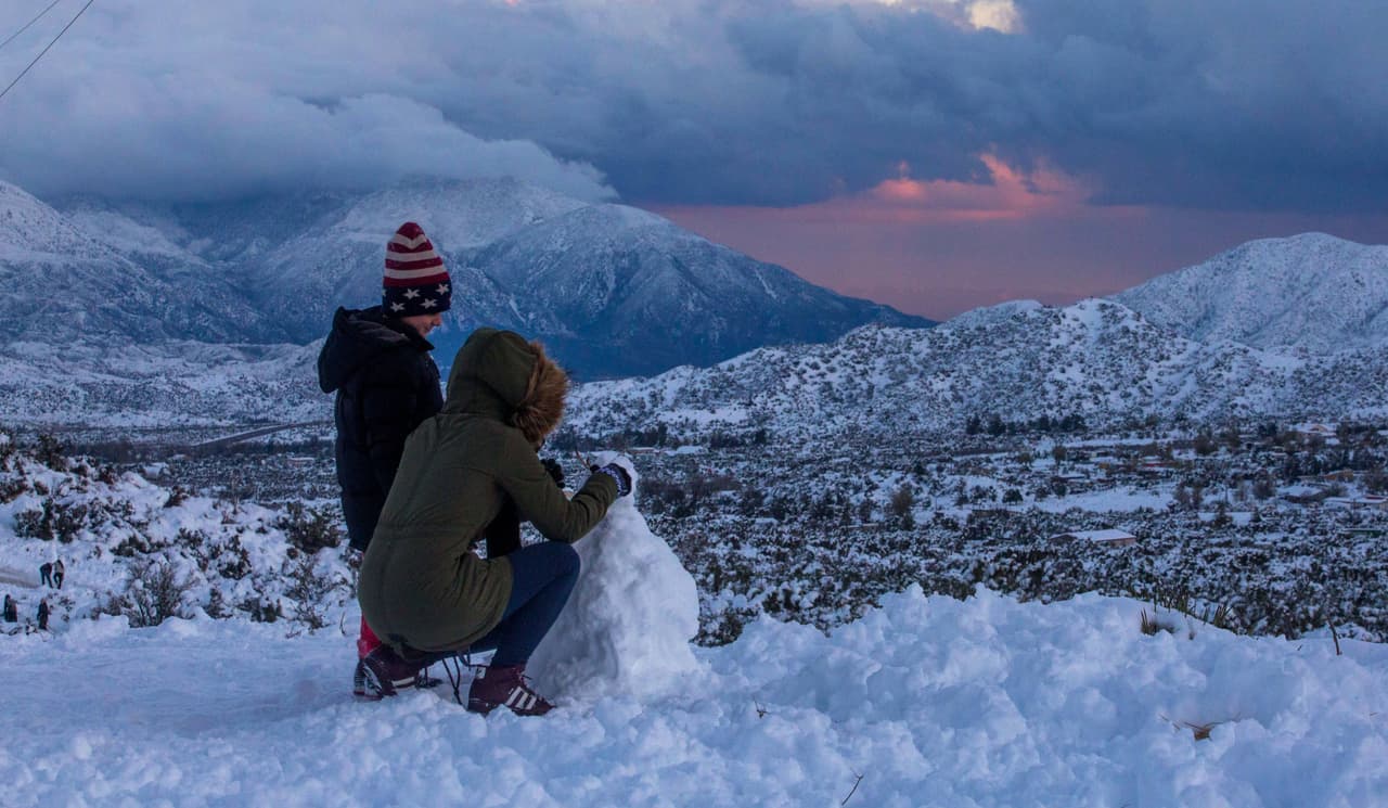 Una serie de tormentas ha cubierto de blanco las montañas del sur de California. Algunos lugares se han adaptado para mantener las normas de distanciamiento social debido al coronavirus. Estos sitios mágicos son una opción para disfrutar en familia antes de que se derrita la nieve.