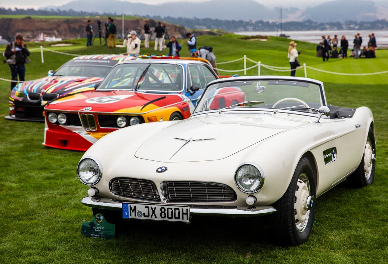 Otra perspectiva del
<b> BMW 507</b> de 1957. El 
<b>507</b> contaba con un
<b> V8 OHV de 3 litros con 150 caballos de fuerza</b>. Este fue el automovil que sirvió de inspiración al celebrado 
<b>BMW Z8 </b>contruido entre 1999 y 2003, lo cual comprueba que a pesar de no ser un éxito en sus días 
<b>su impactante estilo perduró hasta influenciar diseños presentados 40 años después de su desaparición</b>.