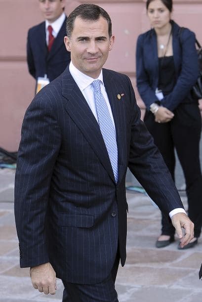 FELIPE DE BORB"N- El Príncipe heredero estaría recibiendo la mitad de lo que ingresa en la cuenta de su padre , 70,259 ($89,931) como sueldo fijo; sin embargo, Felipe también tiene ingresos por gastos de representación: , 76,117 ($97,429). Por lo tanto el Príncipe estaría recibiendo año con año un total de , 146,376 ($187,361).