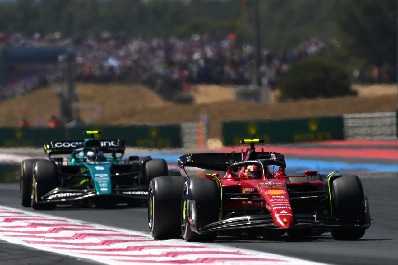 Max Verstappen conquistó el Gran Premio de Francia por delante de Lewis Hamilton y George Russell. Checo Pérez fue cuarto y Charles Leclerc tuvo que abandonar la carrera tras un impactarse con el muro.