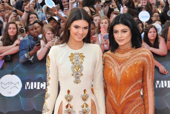 La hermosa modelo Kendall Jenner robó toda la atención de la alfombra de los premios 'MuchMusic Video Awards' con un diseño que enseñaba más que sus esculturales piernas. ¿Te copias el modelito?.