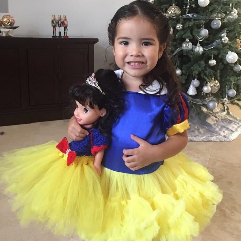 Blancanieves fue el primer personaje que la pequeña siguió. Su fiesta de cumpleaños de 1 año estuvo ambientada con elementos de esta historia de fantasía.
<br>