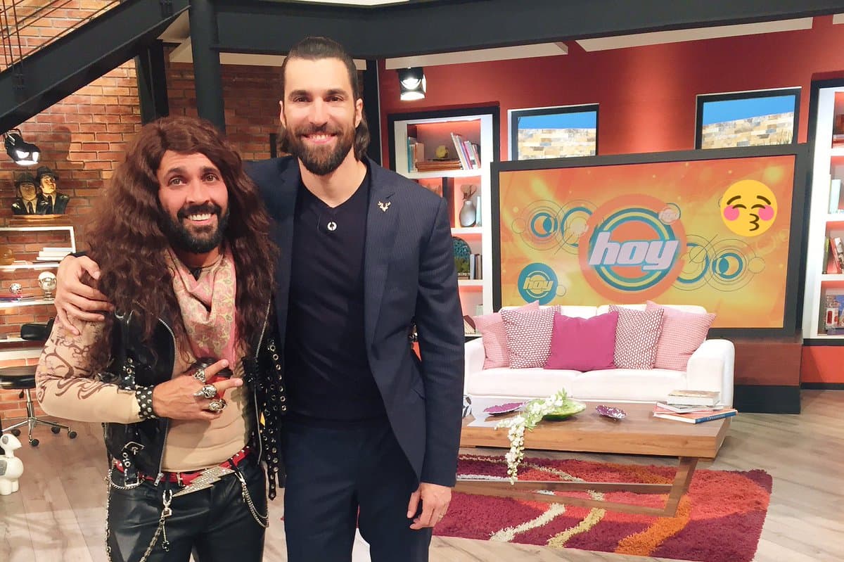 El guapísimo actor estadounidense, Osvaldo de León, definitivamente subió la temperatura en 'Hoy' con su look tan sexy.