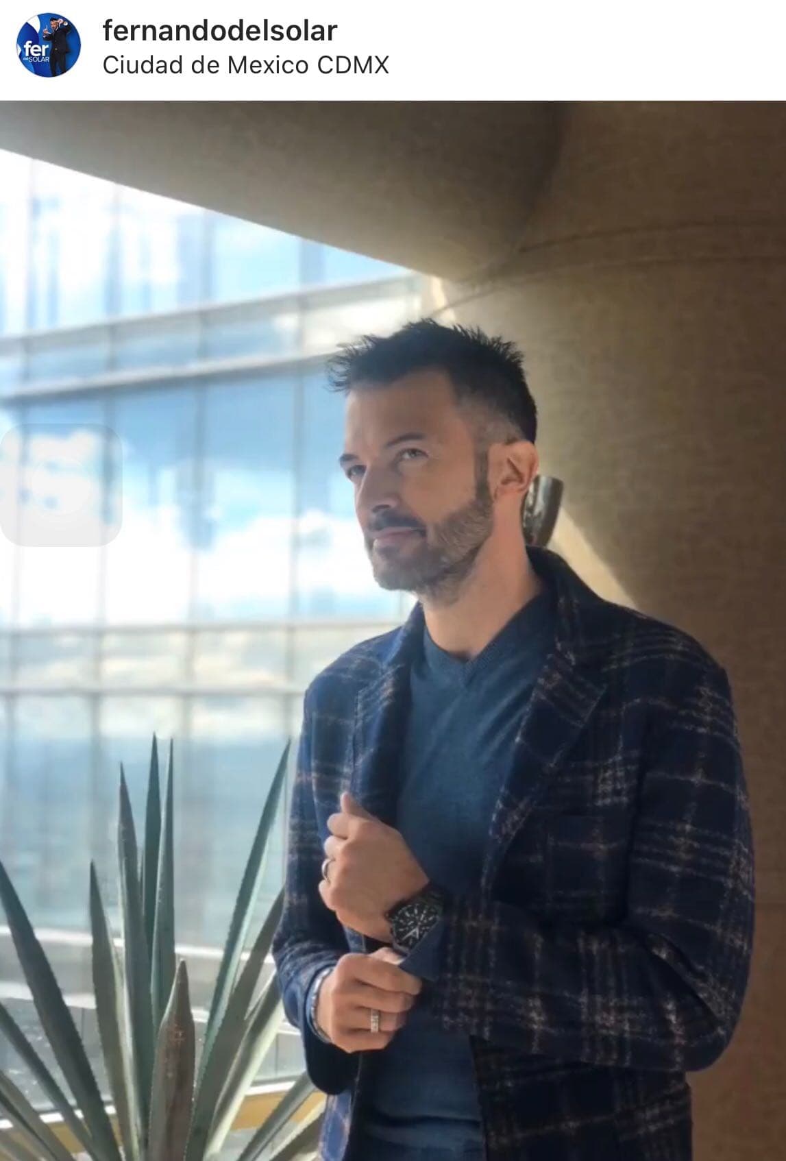 Una de sus fans le preguntó que cómo es que estaba respondiendo mensajes cuando acababa de pasar por un
<b> <a href="https://www.univision.com/famosos/fernando-del-solar-es-hospitalizado-por-un-cuadro-de-neumonia-fotos">delicado estado de salud.</a></b>
<br>