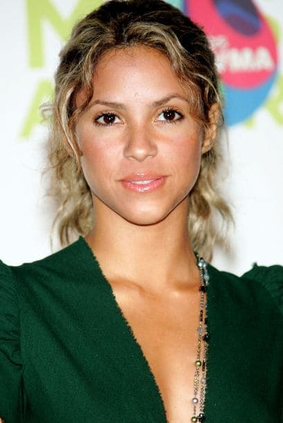 Con el cabello recogido y casi nada de maquillaje, ¡hermosa!