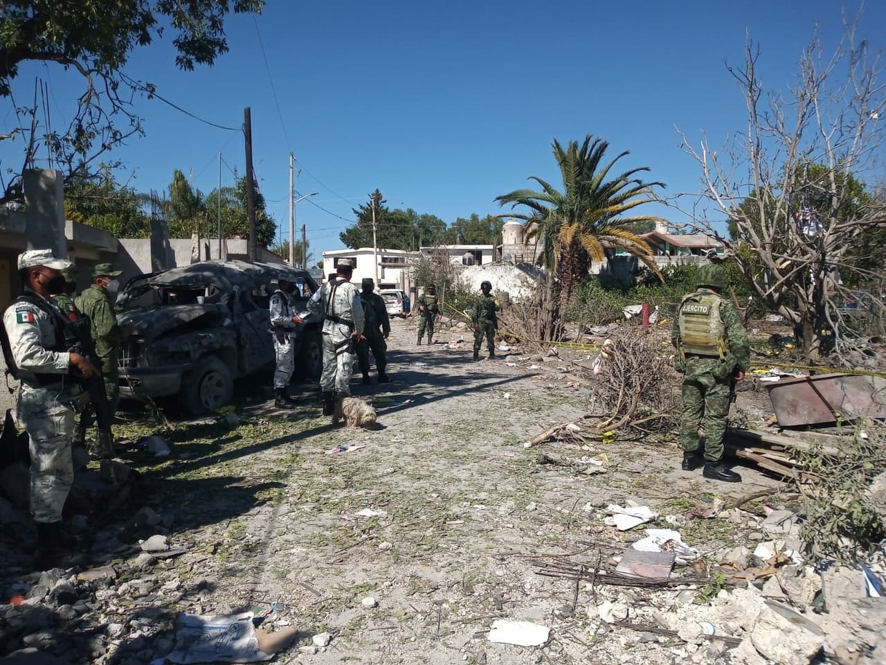 El estallido en el negocio clandestino también alcanzó un vehículo que quedó totalmente quemado.