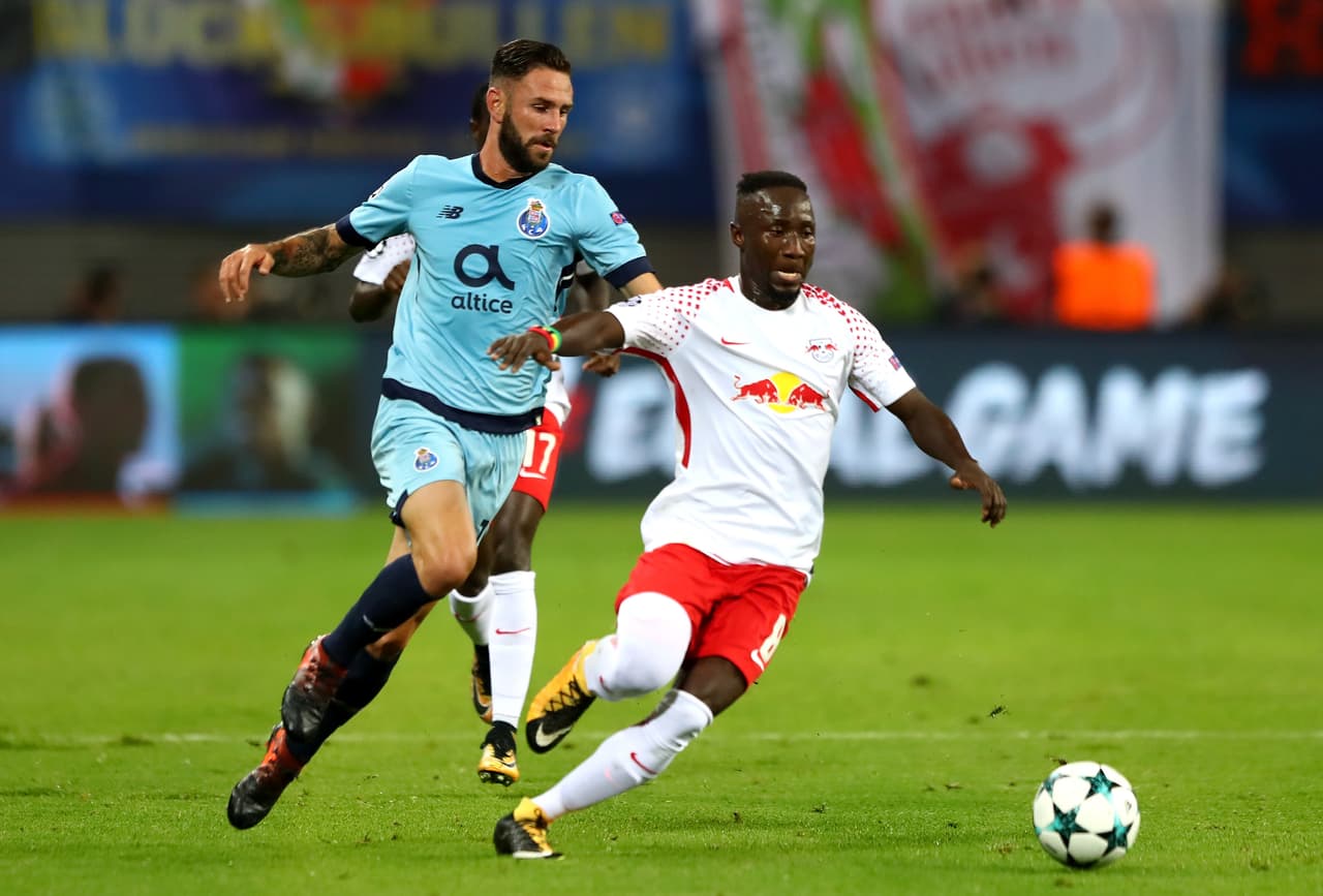 Sin embargo, su presencia con el Porto fue decayendo y luego de ser pretendido por el Betis, finalmente su rival histórico, Sevilla, lo firmó. Será un semestre en el que buscará consolidarse en su nuevo club y al mismo tiempo buscar un sitio en Rusia 2018 con el Tri.