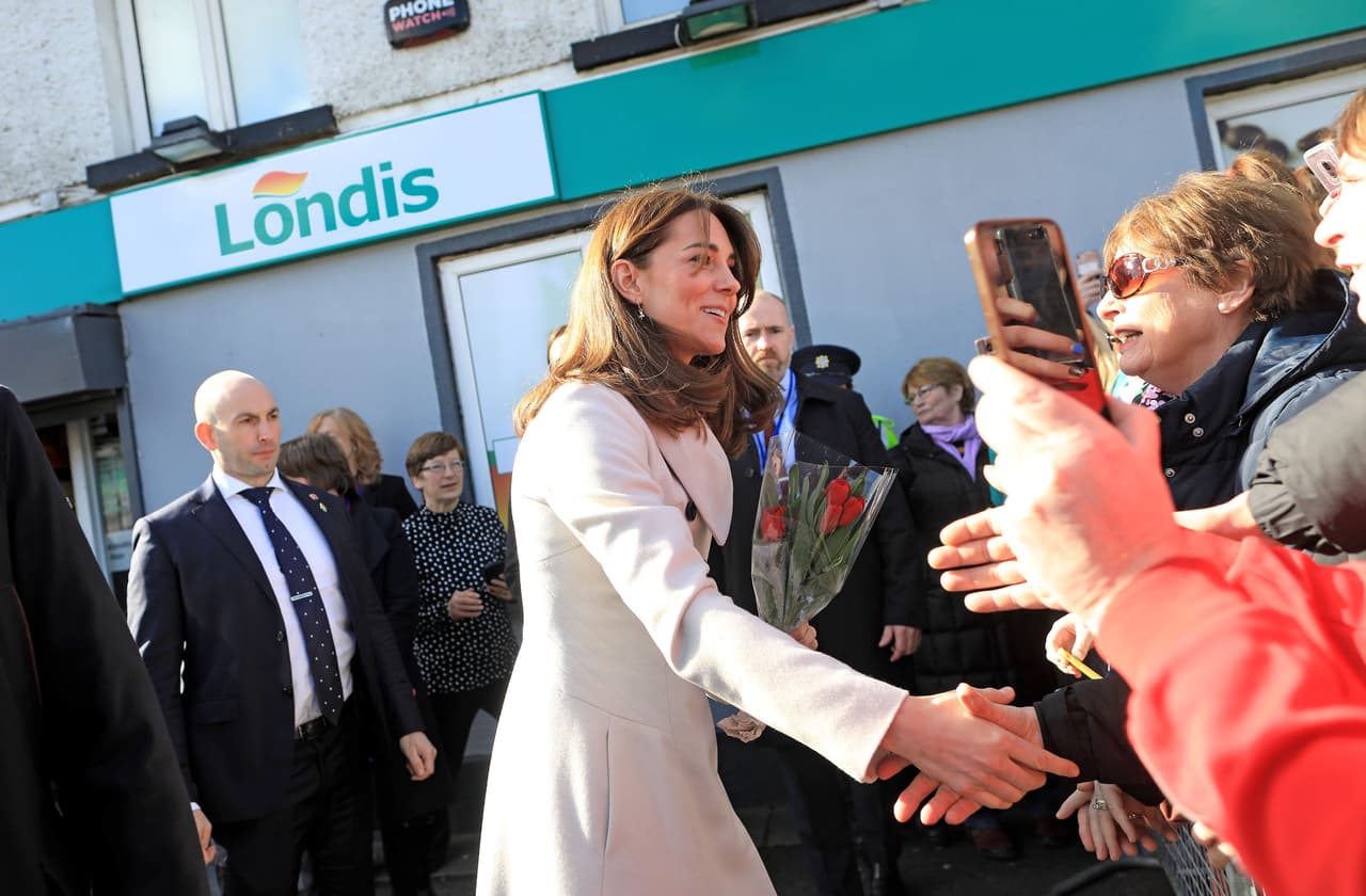 En las recomendaciones que están publicadas en la página de internet de la 
<b><a href="https://www.gov.uk/government/publications/guidance-to-employers-and-businesses-about-covid-19/guidance-for-employers-and-businesses-on-covid-19" target="_blank">Public Health England</a></b> no se especifica que el saludo de manos deba ser evitado para prevenir el contagio, es por ello que los Cambridge mantienen aún esa cortesía con las personas con las que conviven. 
<br>