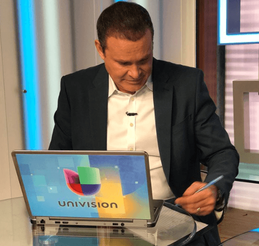 Alan muy concentrado poniendo anotaciones de sus dolencias.