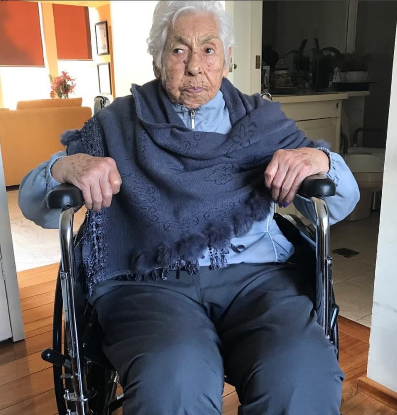 Eva Mange es madre de la fallecida Yolanda Miranda, quien procreó a Laura Zapata producto de su matrimonio con el boxeador Guillermo Zapata Pérez de Utrera; y posteriormente a Federica, Ernestina, Gabriela y Thalía Sodi de su unión con Ernesto Sodi, con quien contrajo matrimonio poco después de quedar viuda.