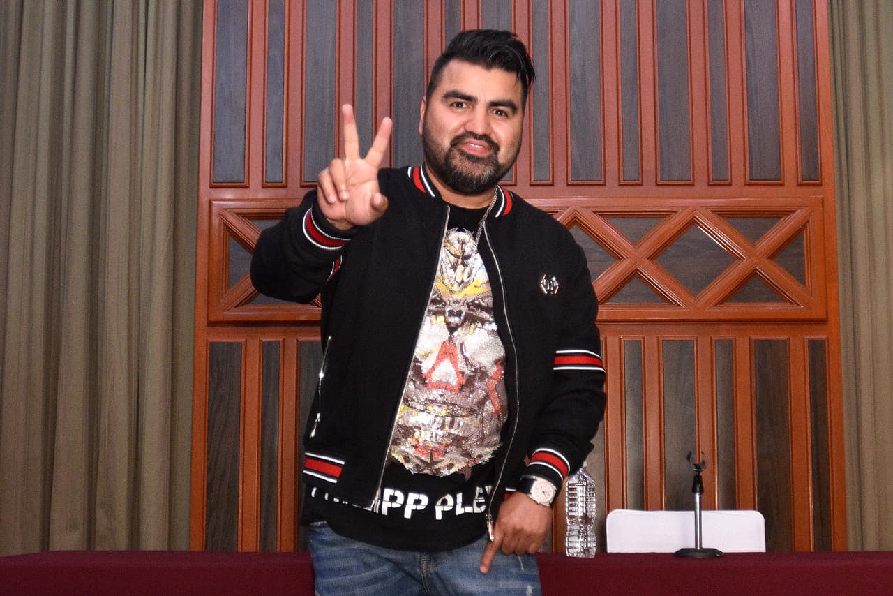 "Yo voy para 10 años como solista y 
<b><a href="https://www.univision.com/musica/regional-mexicano/la-luz-despues-de-los-excesos-el-mimoso-abraza-a-dios-estas-son-las-razones" target="_blank">nunca había pasado nada</a></b>, no me habían invitado ni a dar la vuelta a la esquina", declaró en el show 
<b><a href="https://twitter.com/deprimeramano/status/1189723895856693249?s=21" target="_blank">'De primera mano'.</a></b>