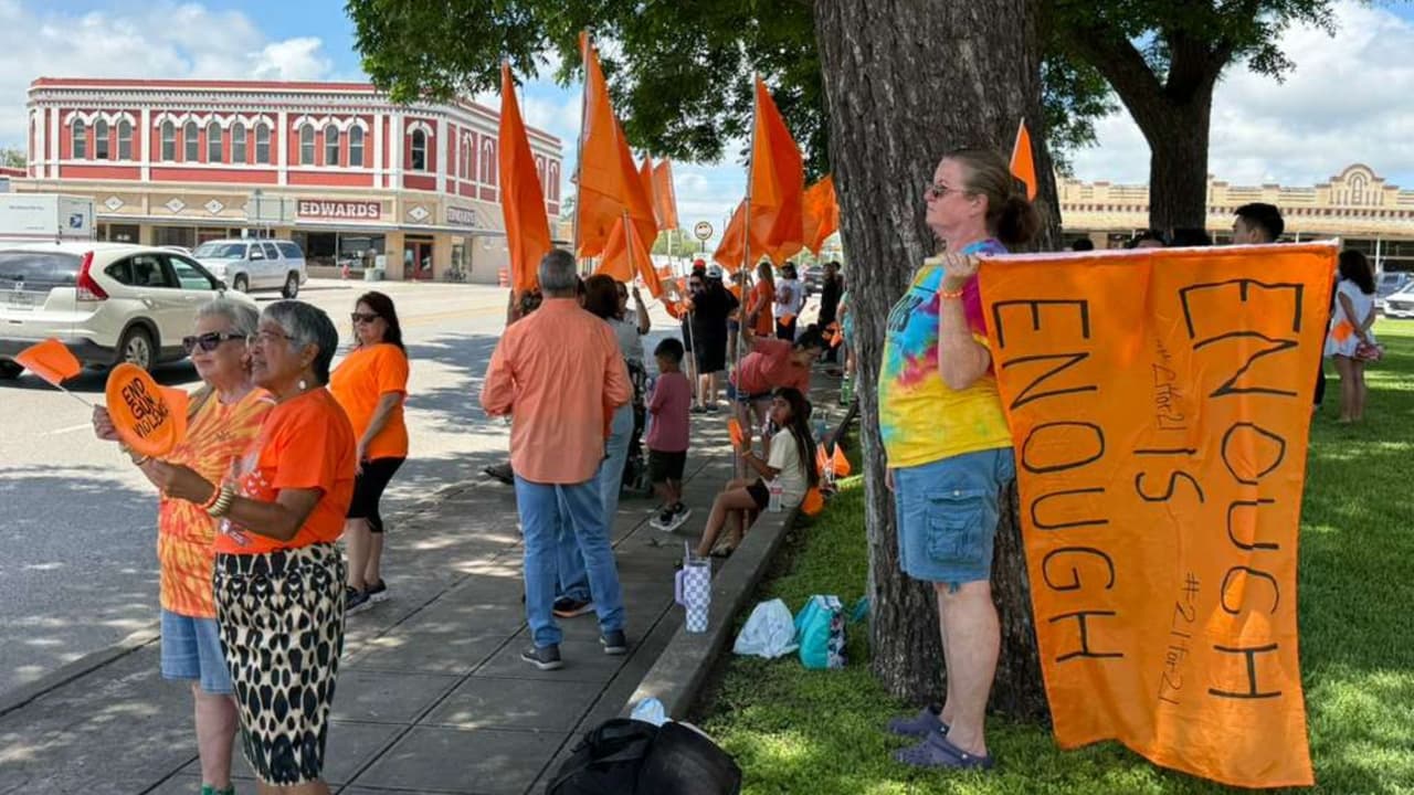 Durante la conmemoración, asistentes sostuvieron 
<b>banderas naranjas durante 77 minutos</b>, una referencia directa al tiempo que tardaron las autoridades en intervenir durante el ataque del 24 de mayo de 2022, donde murieron 
<b>19 estudiantes y dos maestras</b>.
<br>