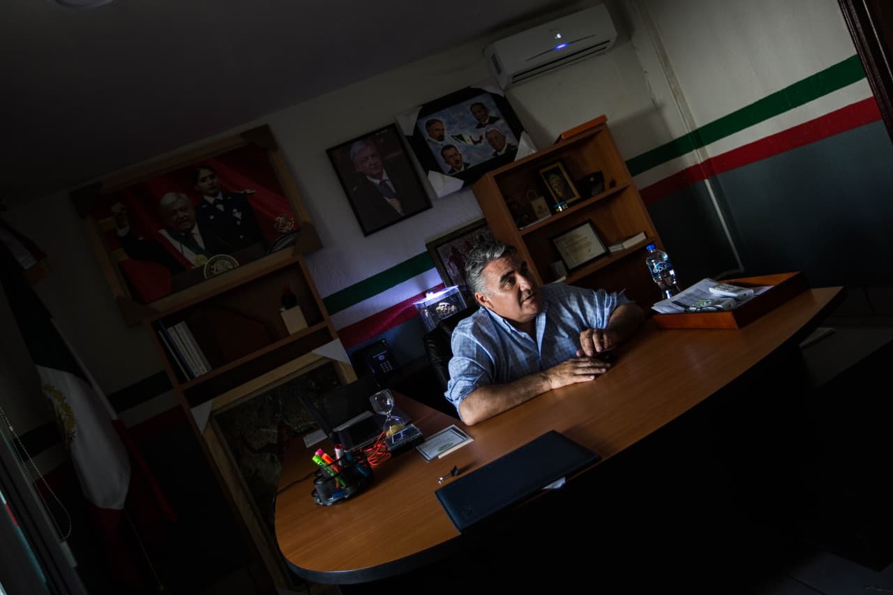 <b>Jesús Alejandro Ruiz Uribe es delegado del gobierno federal en Baja California</b>. Él asegura que, a pesar de que México aceptó recibir a los migrantes y darles atención humanitaria, 
<b>"de ninguna manera estamos cooperando con los albergues".</b> En primer lugar, porque dice que son espacios que funcionan con donaciones de entes privados. En segundo, porque detectaron corrupción en el manejo de los fondos que les daban: "También en esas áreas tan sensibles como los albergues había corrupción, había inflación de las cifras que se presentaban. El presidente López Obrador está enfrentando el tema de la corrupción. No puede ni va a haber excepciones. No nos estamos deshaciendo del problema de los albergues, estamos enfrentando otro más grande". Como solución, el gobierno mexicano ha anunciado que pronto abrirá un albergue en Tijuana, pero hasta el momento no ha anunciado dónde. Ruiz dice que podrá acoger hasta a 4,000 personas.