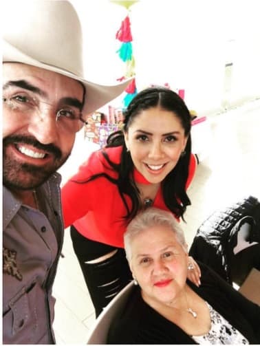 Vicente Jr. también es consentido por su suegra.