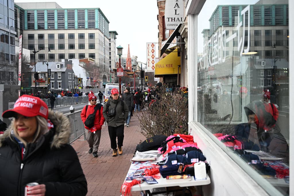 Los partidarios de Trump se reúnen cerca del Capitol One Arena el día de la investidura.