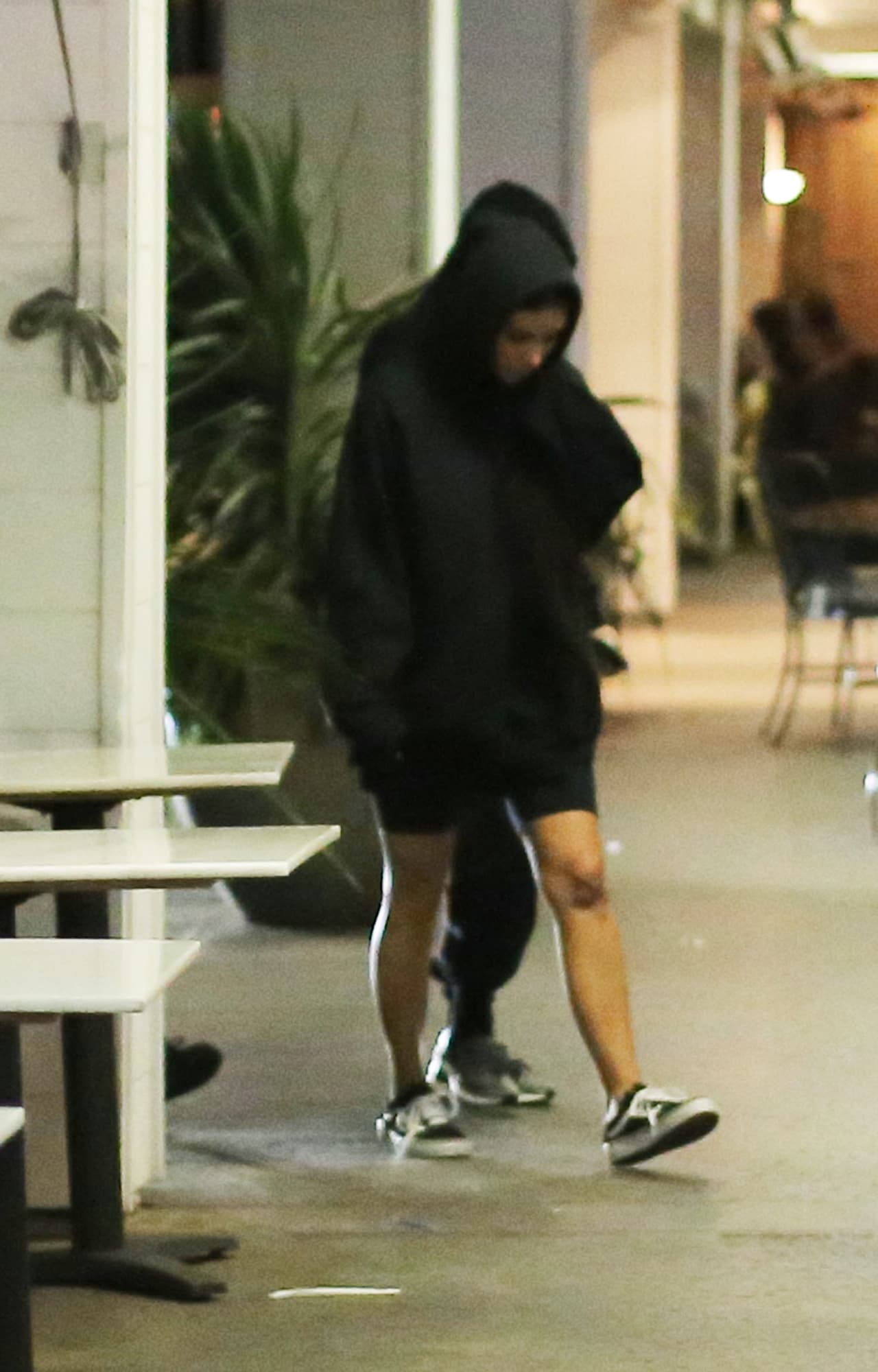 Tras semanas de mantenerse lejos de las cámaras, Kim Kardashian reapareció en las calles de Los Ángeles.