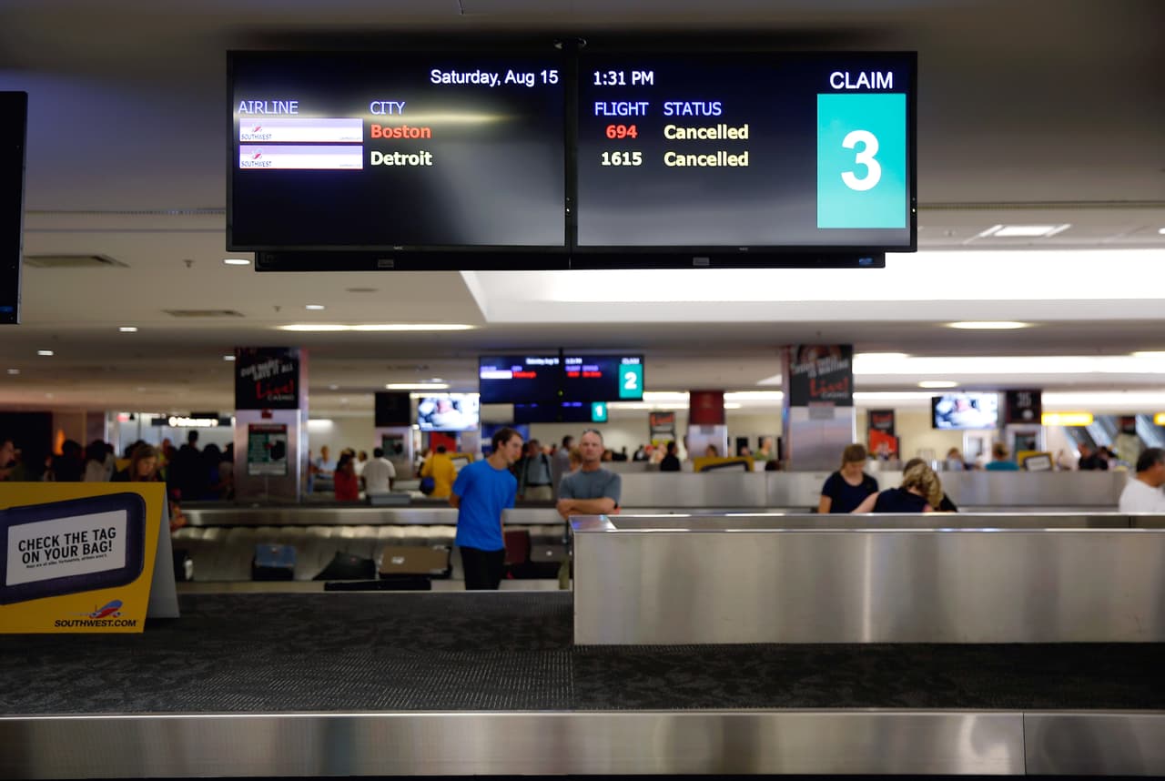 Cientos de viajeros a lo largo de la costa este se han tenido que enfrentar a retrasos de vuelos este sábado debido a problemas técnicos de la Administración Federal de Aviación en Virginia, han dicho autoridades. Aeropuertos como LaGuardia y John F. Kennedy son dos de los afectados por los retrasos.