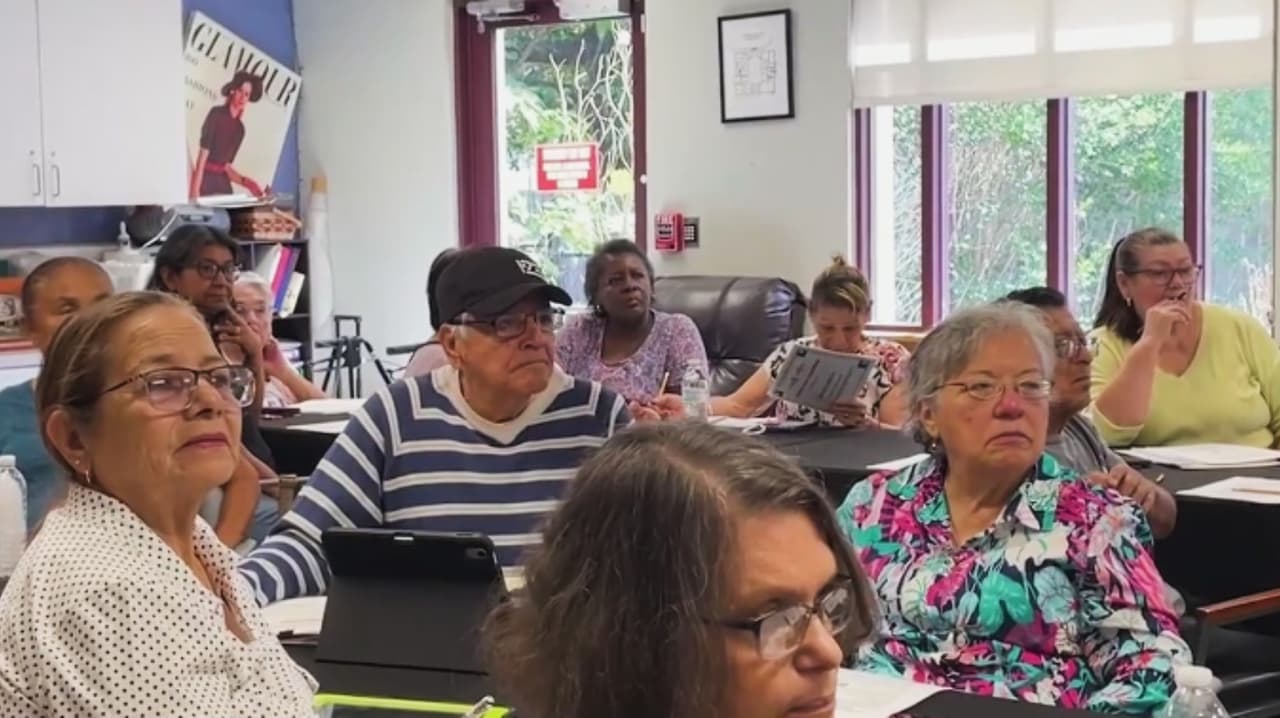 Adultos mayores hispanos en Hillsborough reciben talleres gratis de tecnología