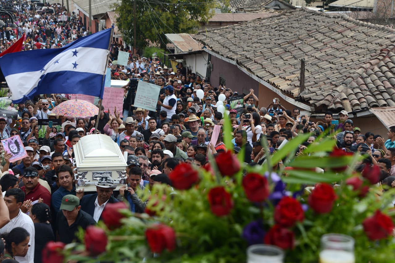 Miles asisten al sepelio de la ambientalista Berta Cáceres en Honduras