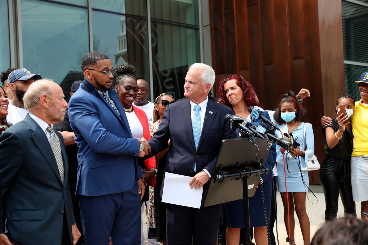 Fiscal del Distrito (a la derecha) le da la mano a Grant Williams después de ser absuelto.