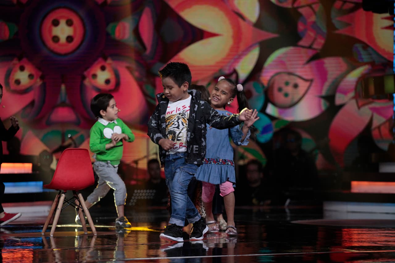 En caso de que alguno de los mini invitados ganara, él decidiría a qué equipo le daría los puntos.