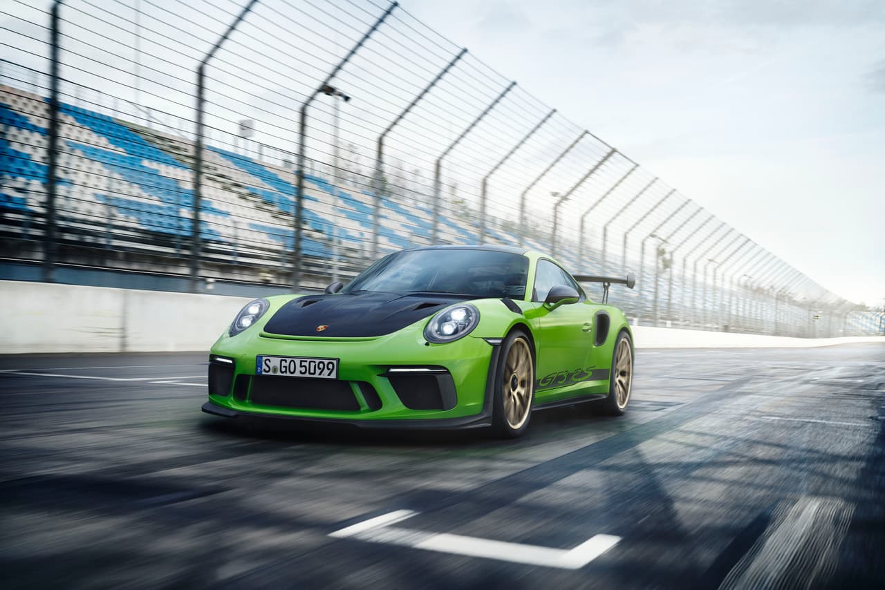 El nuevo GT3 RS cuenta con un motor bóxer de 6 cilindros y 4 litros, capaz de producir hasta 520 HP (20 más que la generación previa). Su transmisión es una PDK de 7 velocidades especialmente calibrada.