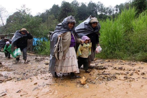 Periodistas que lograron llegar al poblado señalaron que los cientos de casas sepultadas que había reportado inicialmente el gobernador eran tan sólo "dos viviendas" mientras que unas treinta resultaron dañadas, según señaló el canal Televisa.