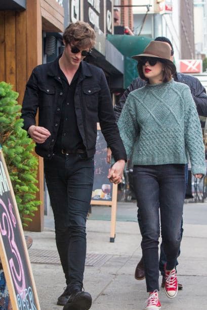 Dakota Johnson y Matthew Hitt se apoderaron del Street style con fuerza. La pareja lució con buenos looks, ella con su sombrero fedora y él con estilo urbano al diez.