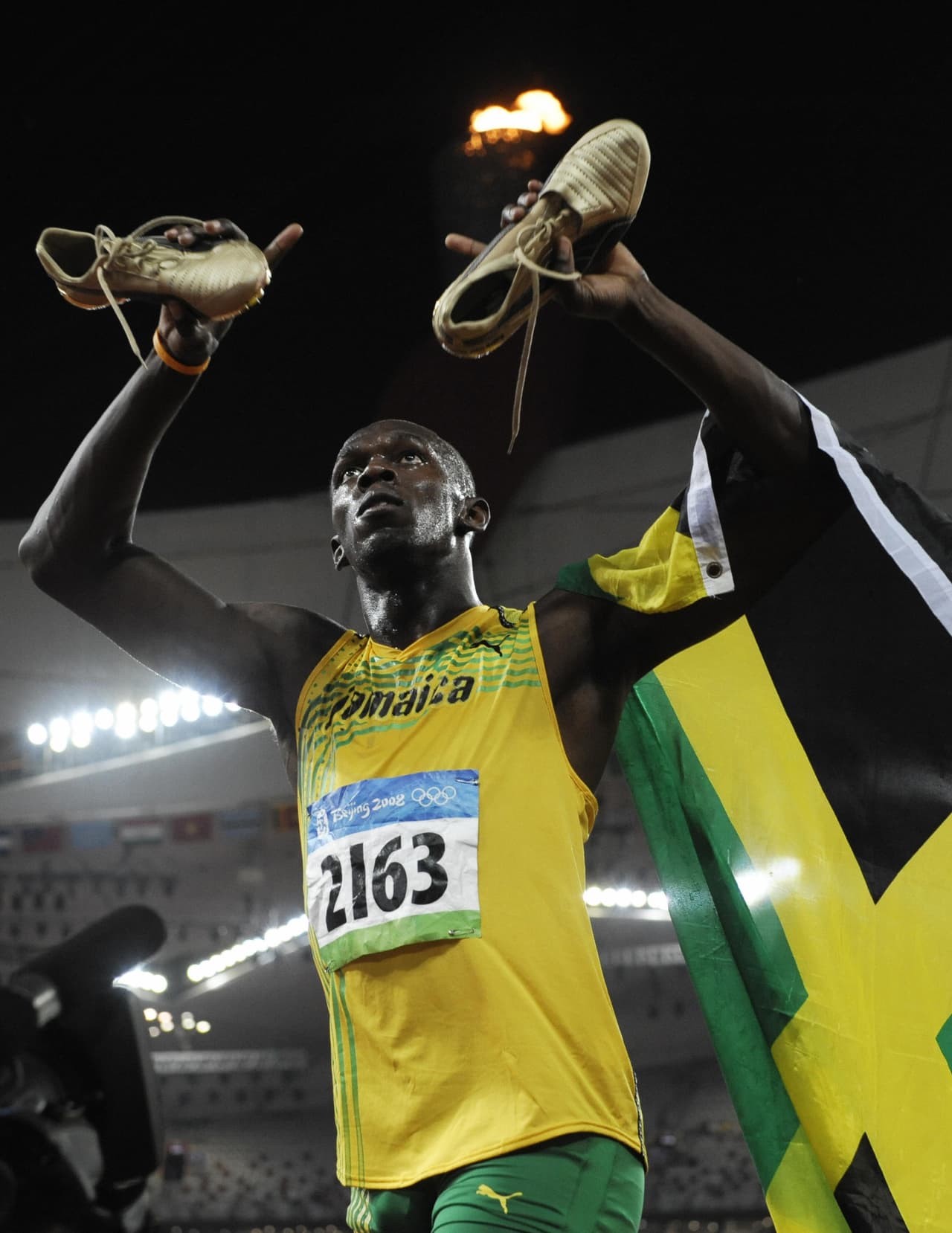 En las olimpiadas de Beijing 2008 explota el talento de Bolt y se consolida su reputación de más veloz del mundo. Obtiene medallas de oro en los 100, 200 y 4 x 100 metros. Aquí establece una de sus rutinas al ganar una competencia: quitarse los zapatos para celebrar la victoria, como en esta imagen después de ganar los 200 metros.