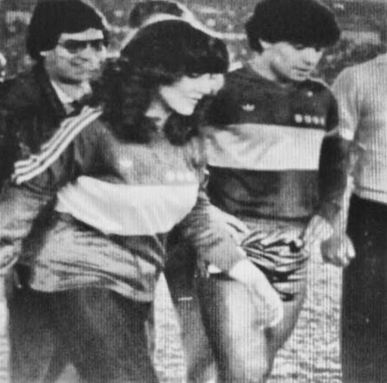 La actriz y cantante mexicana 
<b><a href="https://www.univision.com/famosos/muere-la-madre-de-veronica-castro-a-los-85-anos-fotos" target="_blank">Verónica Castro</a></b> habló sobre la relación tuvo con el recién fallecido futbolista 
<b><a href="https://www.univision.com/famosos/con-un-video-intimo-residente-presume-ese-lado-de-maradona-que-no-todos-conocian-video" target="_blank">Diego Armando Maradona. </a></b>
<br>