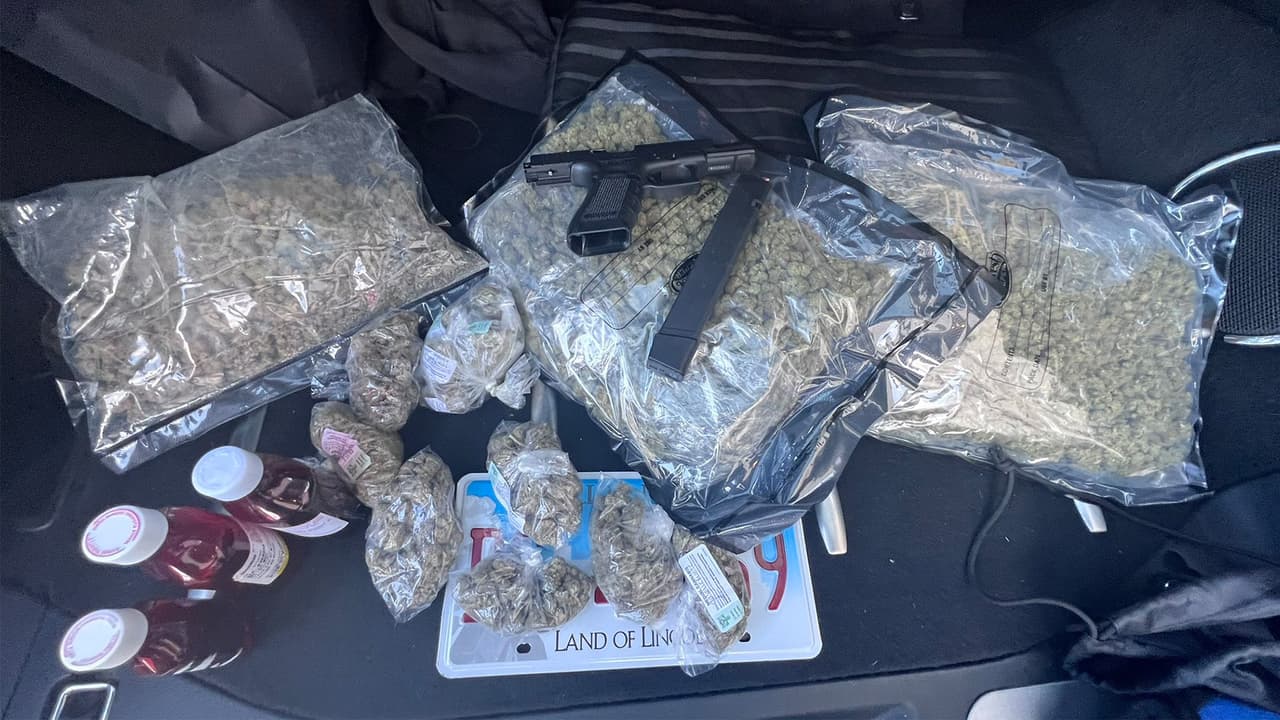 La Policía encontró bolsas de marihuana y lo que parece jarabe para la tos de prescripción, además de un arma.
