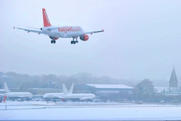 La nieve provocó además el cierre de casi 2.000 colegios en todo el Reino Unido, la mayoría de ellos en Gales, donde 1.100 centros permanecen cerrados hasta el lunes.