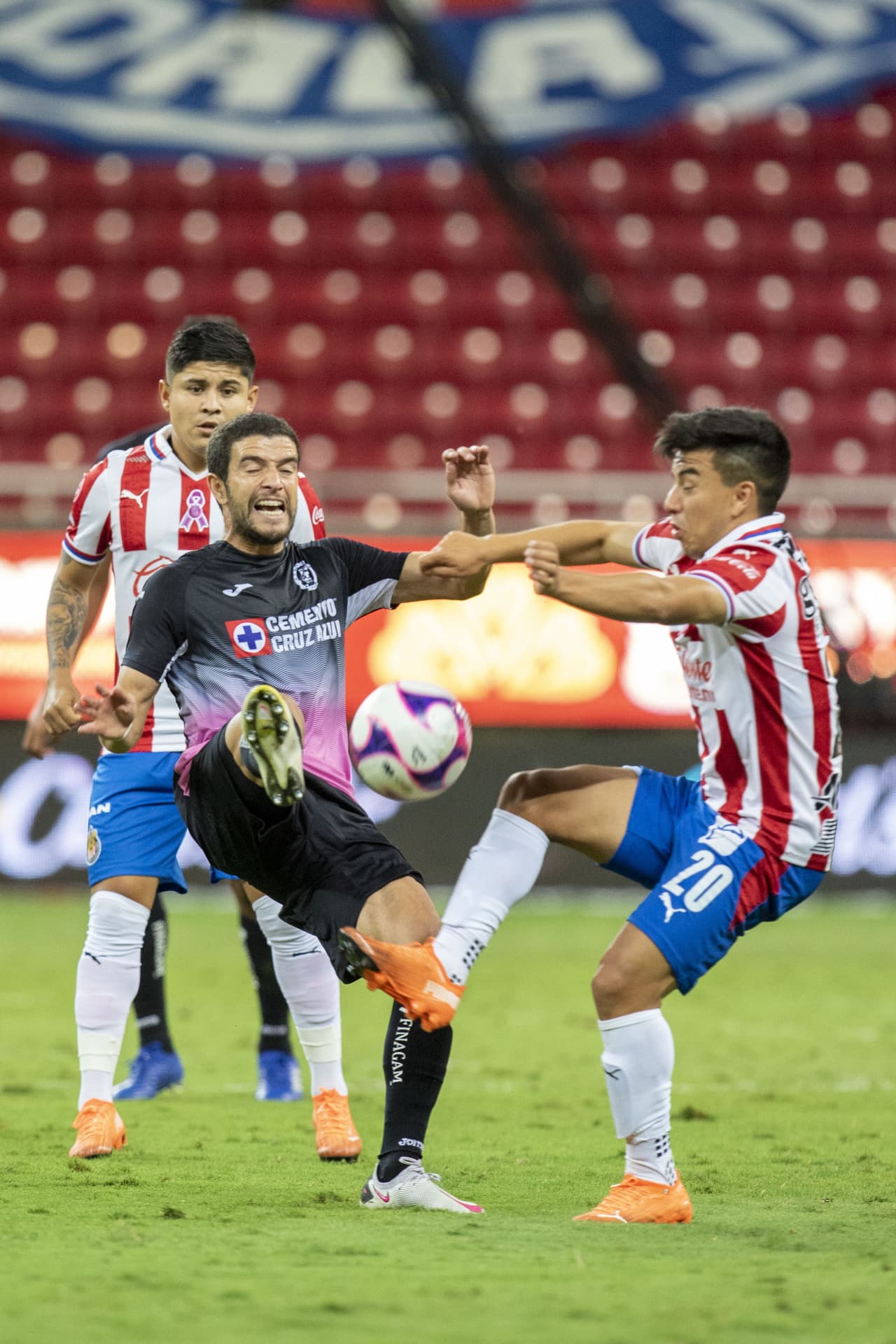 Con goles del Cabecita Rodríguez al 41 y al 90+2, Cruz azul se lleva los tres puntos en su visita a Chivas y el uruguayo llega a 12 goles en el torneo.
