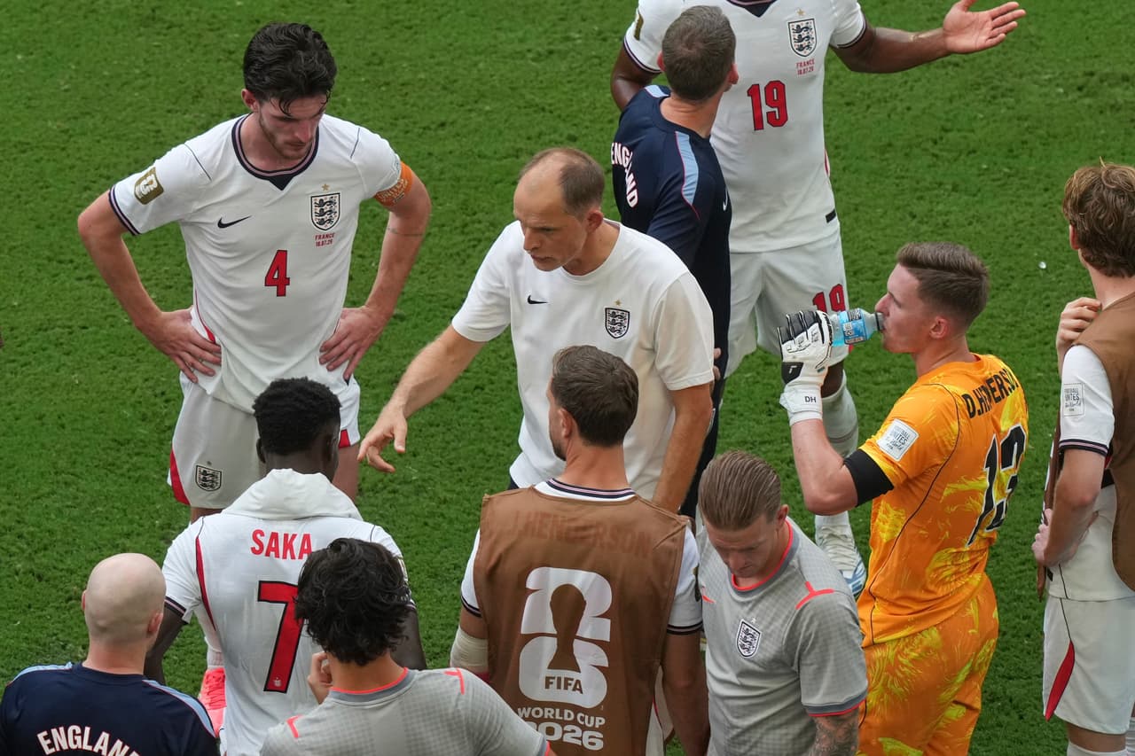El seleccionador de Inglaterra, Thomas Tuchel, en el centro, habla con sus jugadores durante el partido por el tercer puesto del Mundial entre Francia e Inglaterra en Miami Gardens, Florida, el sábado 18 de julio de 2026.