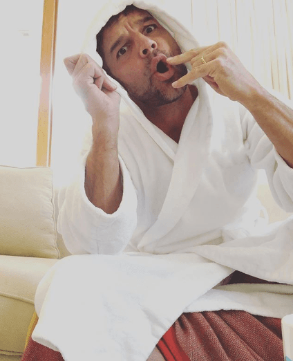 La modelo, actriz y conductora reaccionó a una foto publicada por 
<b><a href="https://www.instagram.com/ricky_martin/" target="_blank">Ricky Martin en Instagram</a></b>.